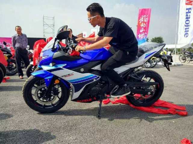 本田cbr400r对比豪爵铃木gsx250r,贝纳利龙卷风252r和豪爵铃木gsx250r