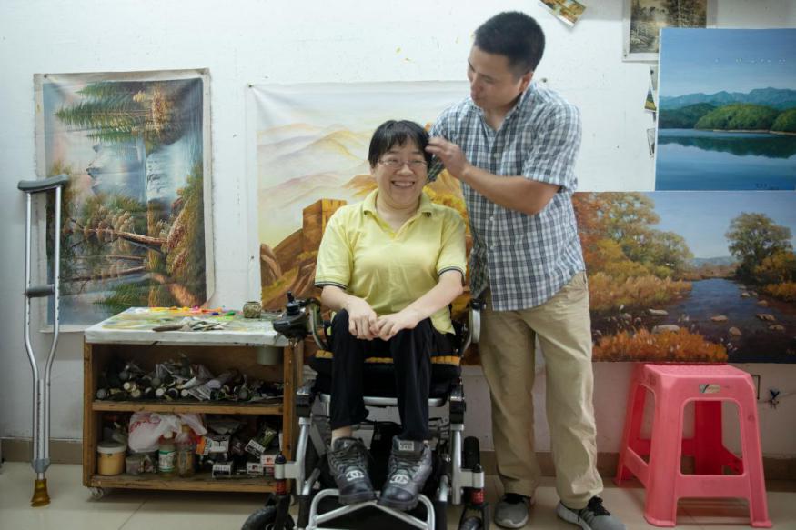 「真实故事」我们是残疾人,在深圳大芬村画画,有一天要做中国梵高