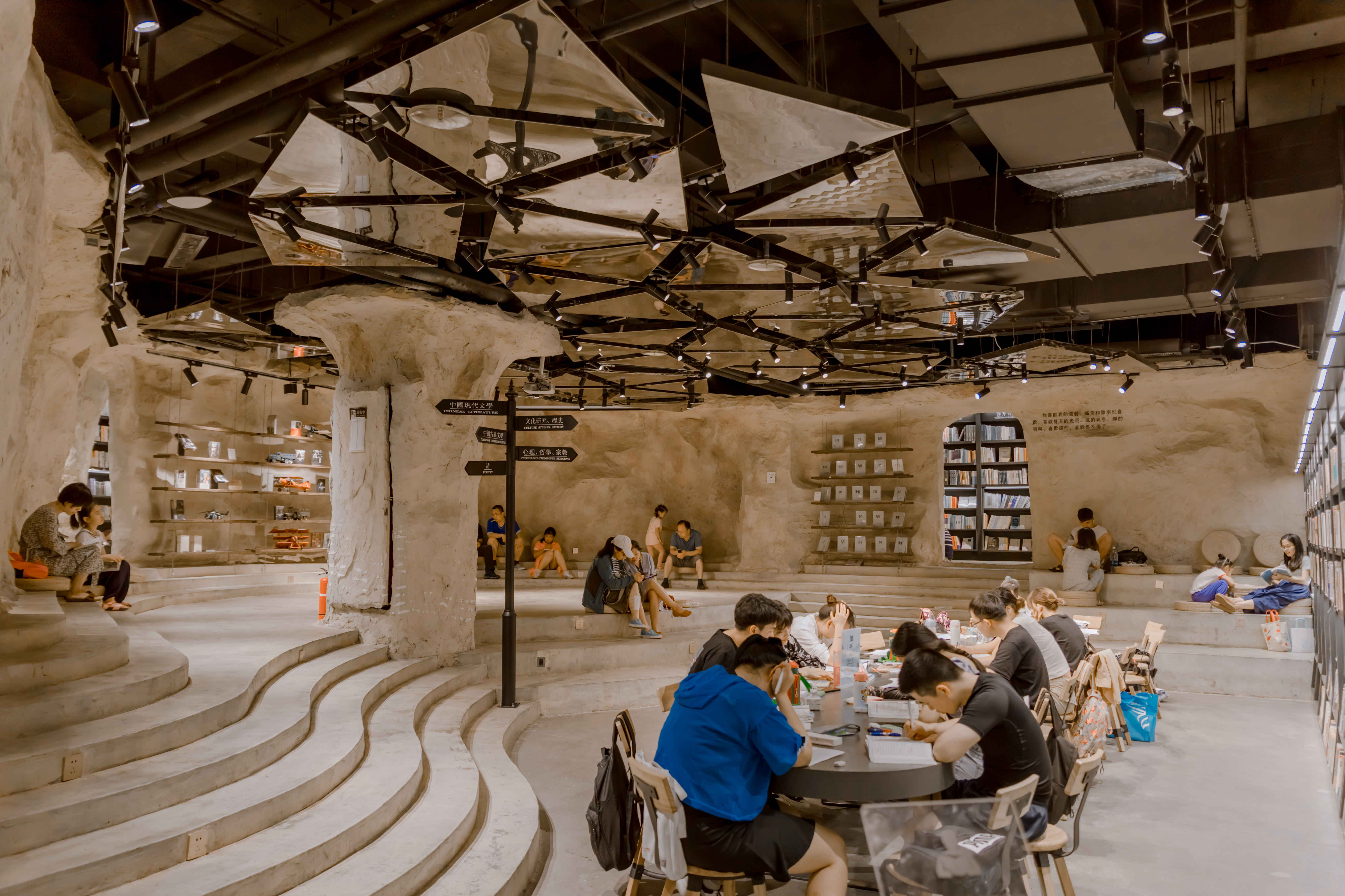 南昌之星摩天轮讲解,南昌之星摩天轮下面有什么玩