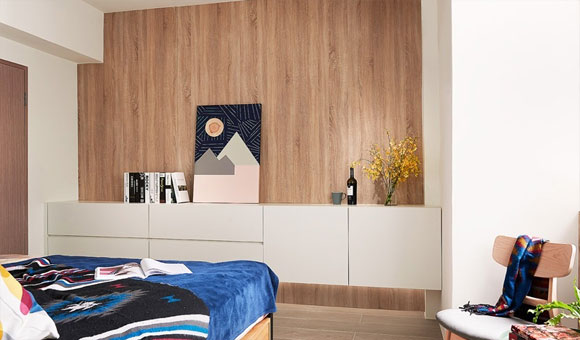 挑空中式装修客厅橱柜效果图,餐边柜玻璃吊柜颜色搭配现代轻奢