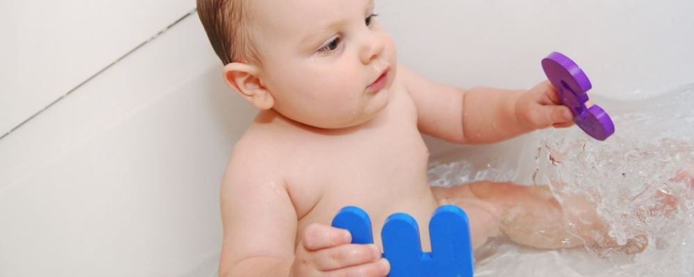 宝宝害怕水怎么洗澡,宝宝不愿洗澡怕水怎么办