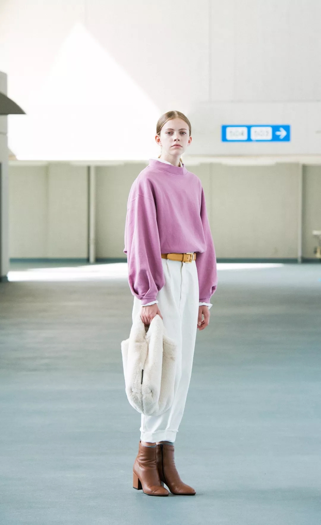 打*裤底**是上世纪的火爆单品，遗留的时尚太过守旧，直筒裤正​吃香