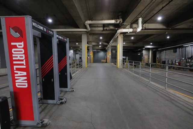 停赛后的NBA球馆啥样子？馆内空无一人，门口只有清洁工与游客