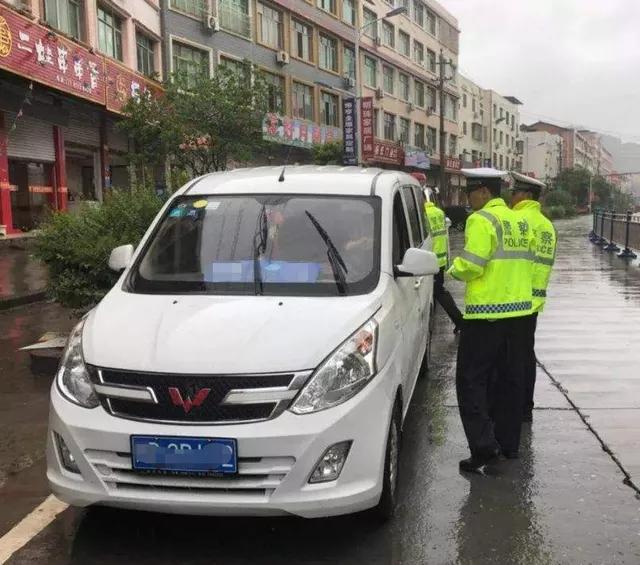 汽车后备箱装东西被罚款,车辆后备箱装多少东西警察不罚款