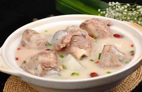 电压力锅大骨汤怎样熬才汤白,熬大骨汤放盐吗