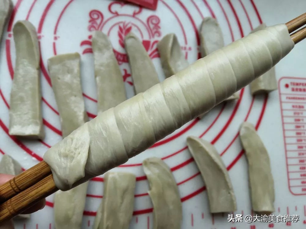 热门小吃摆摊烤面筋的做法,烤面筋也是很火爆的街边休闲小吃