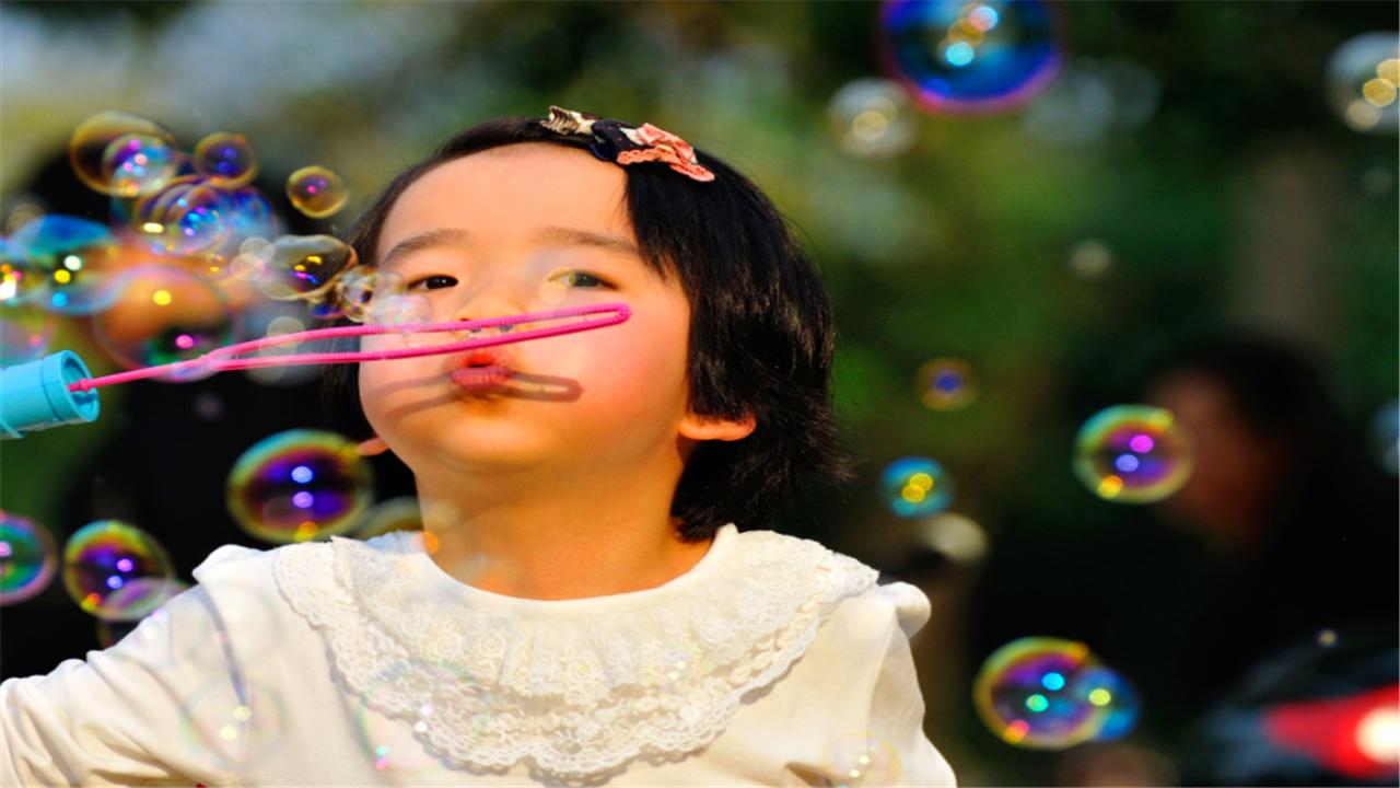 孩子总是粘妈妈怎么回应,孩子黏妈妈说明什么问题