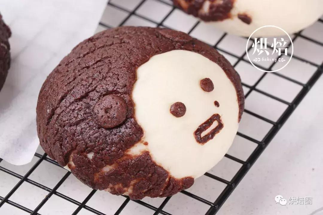 像这样把饼干皮覆在面包上就能烤出一大波孩子都爱的刺猬面包~