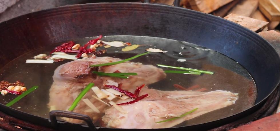 猪头肉这样做才好吃,农村大锅一炖,香辣入味,越吃越想吃