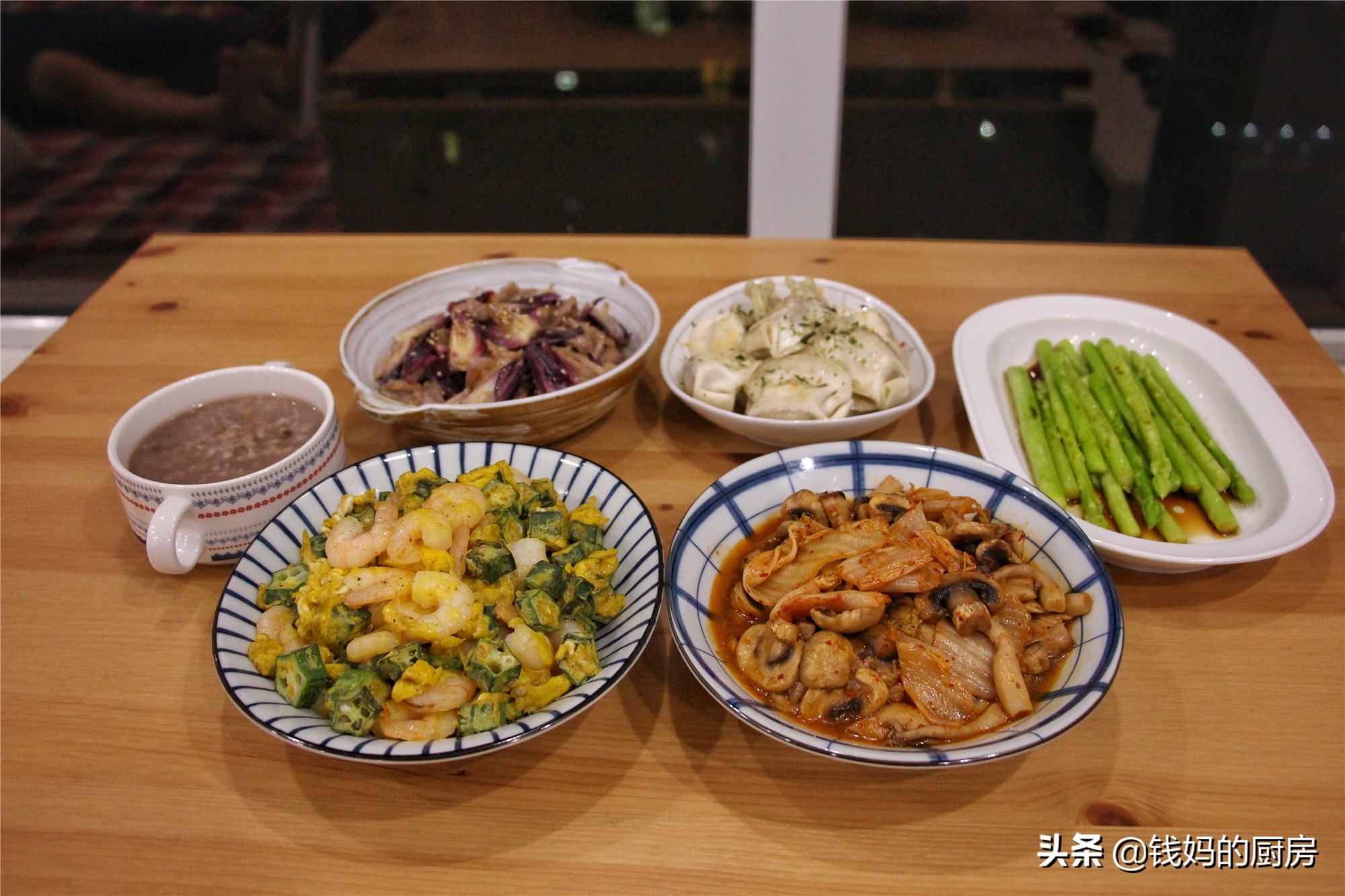 一家三口冬日晚餐,一家三口的晚餐简单平淡