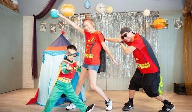 应采儿穿黑裙戴墨镜超霸气,应采儿产后首露面晒自拍