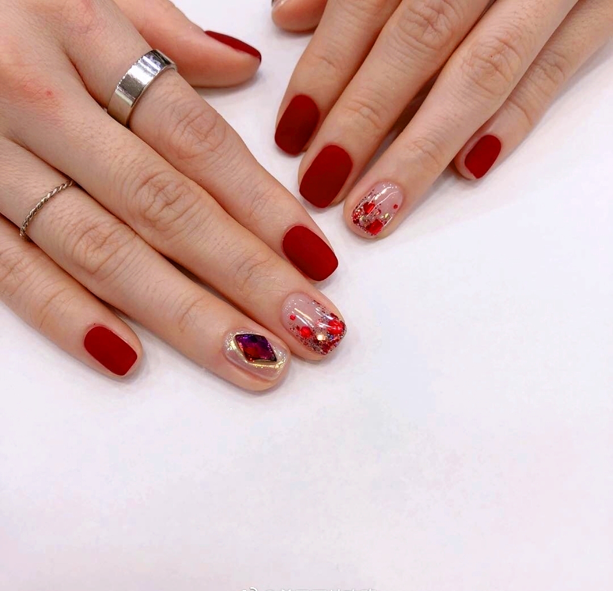 仙气女神范的红色亮片美甲，给你的“红指甲”加点仙气吧！