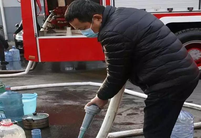 这节骨眼1253户居民家没水吃，社区书记有妙招