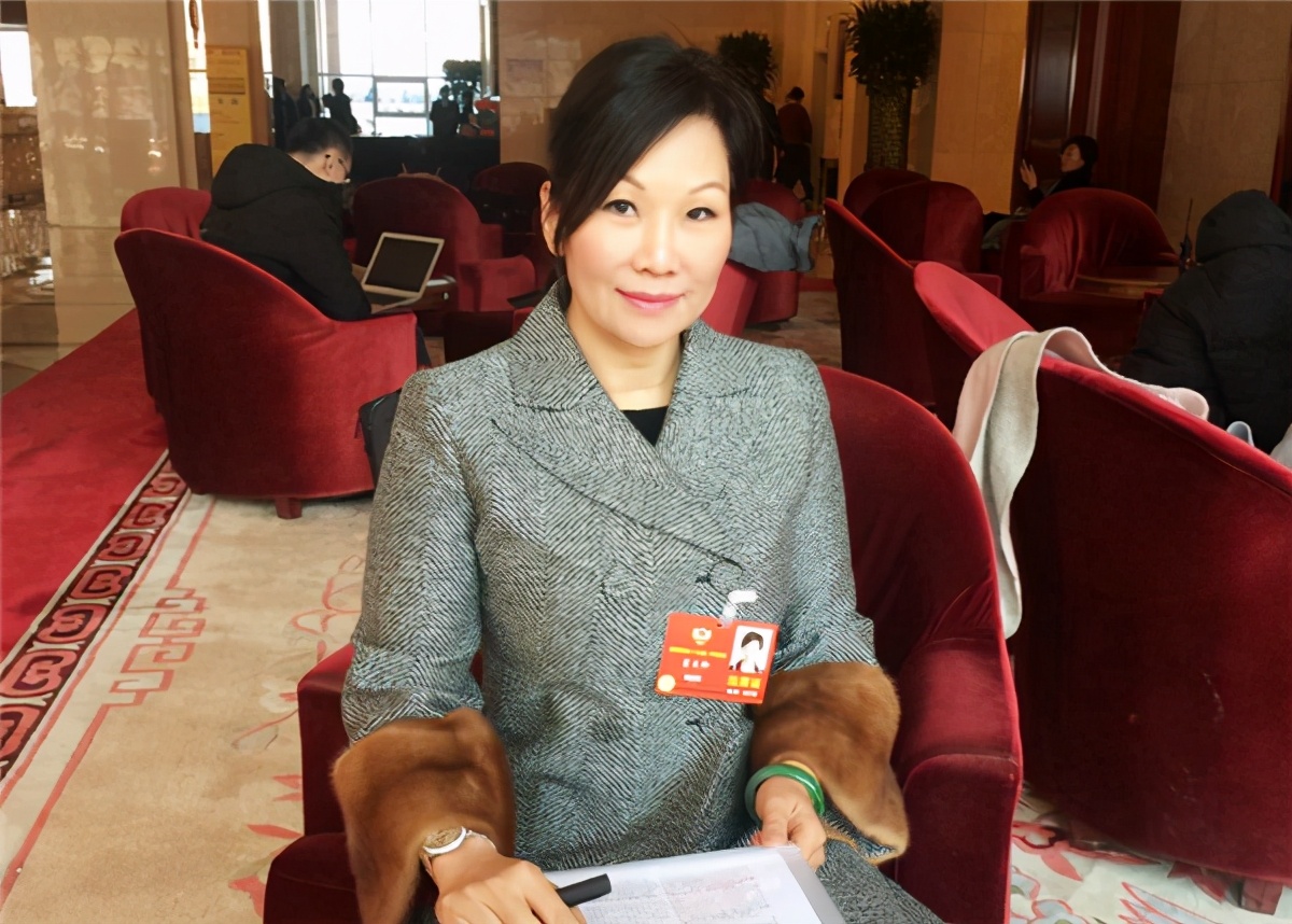 女洗碗工的崛起：在男人堆里缠斗了12年，如今账上躺着190亿