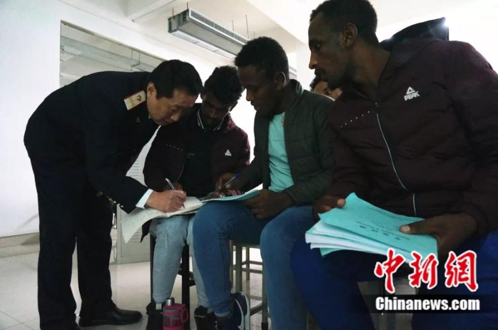 这群非洲小伙分别叫刘备张飞周瑜诸葛亮,哈哈哈哈