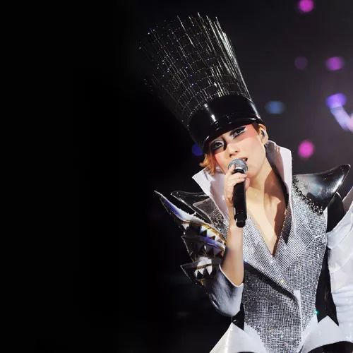 郑秀文在香港和王菲谁更火,郑秀文和王菲谁的地位高