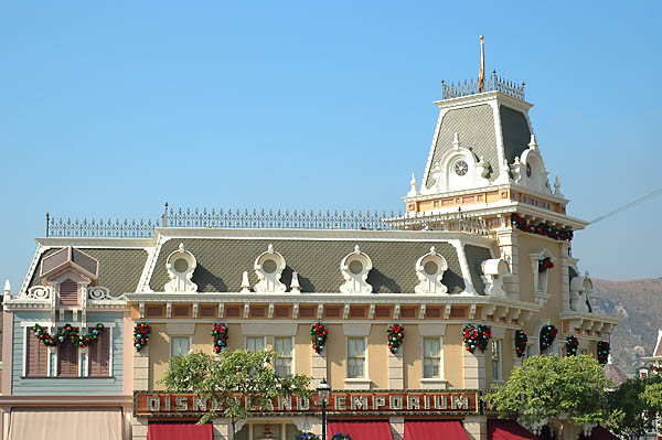 香港迪士尼vs上海迪士尼哪个便宜,香港迪士尼乐园和上海迪士尼乐园