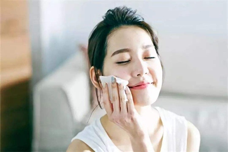 晚上忘记洗脸怎么补救,晚上忘记卸妆睡着了怎么办