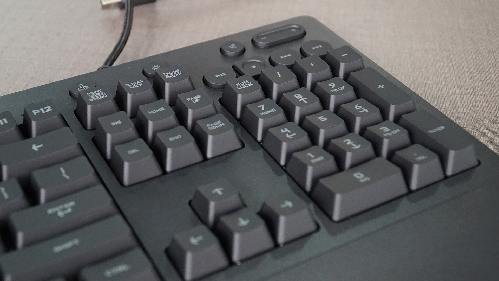 罗技g213键盘好用吗,罗技g213键盘玩游戏灯光不亮