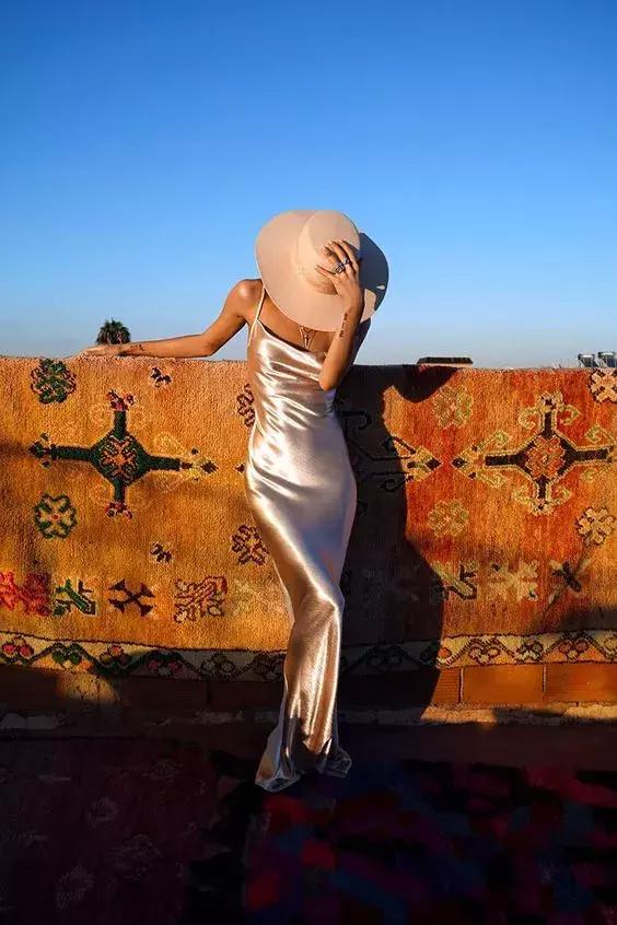 洋气上档次吊带裙秋冬内搭,今年最火的吊带裙内搭