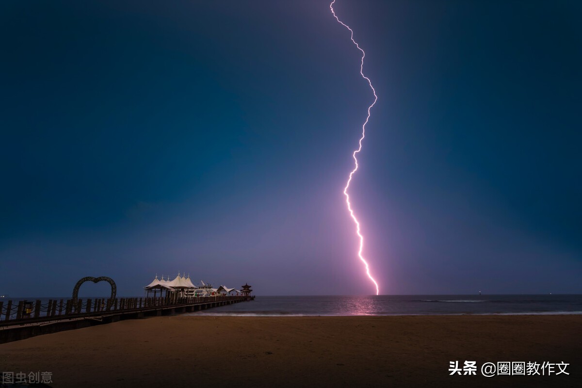 大雨下的电闪雷鸣的夜晚,电闪雷鸣风雨交加的夜晚素材