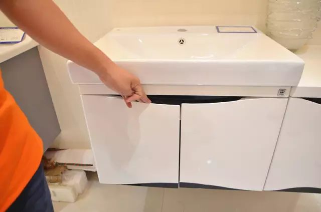 卫生间的浴室柜如何选择,卫生间卫浴柜怎么选