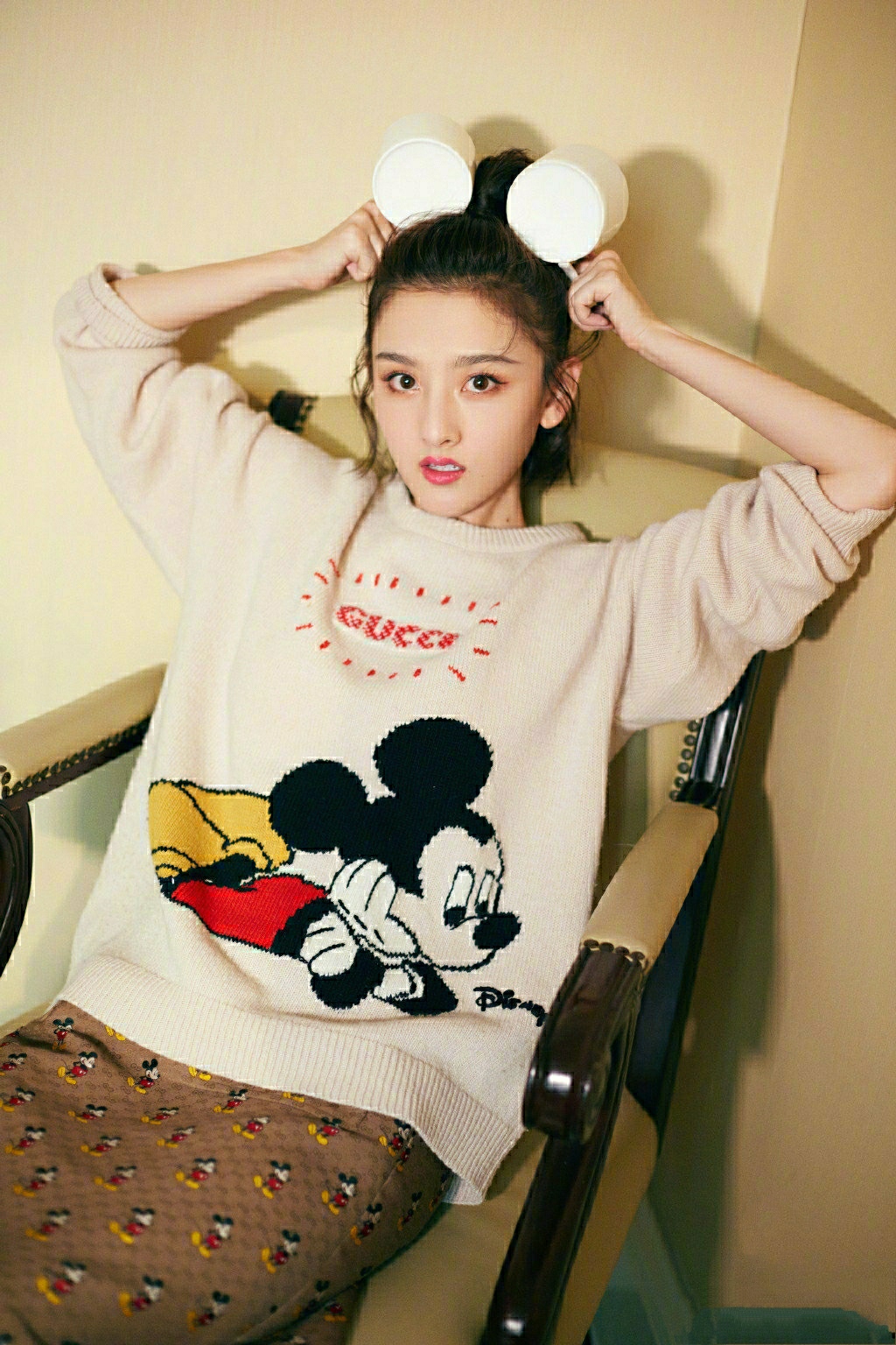 宋祖儿醉酒踢路人完整版,曝宋祖儿疑醉酒踢人澄清