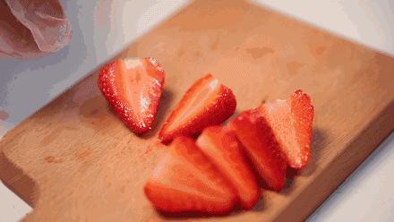 刚摘的草莓小孩吃了中毒么,草莓吃了5-6个小时后呕吐是怎么了