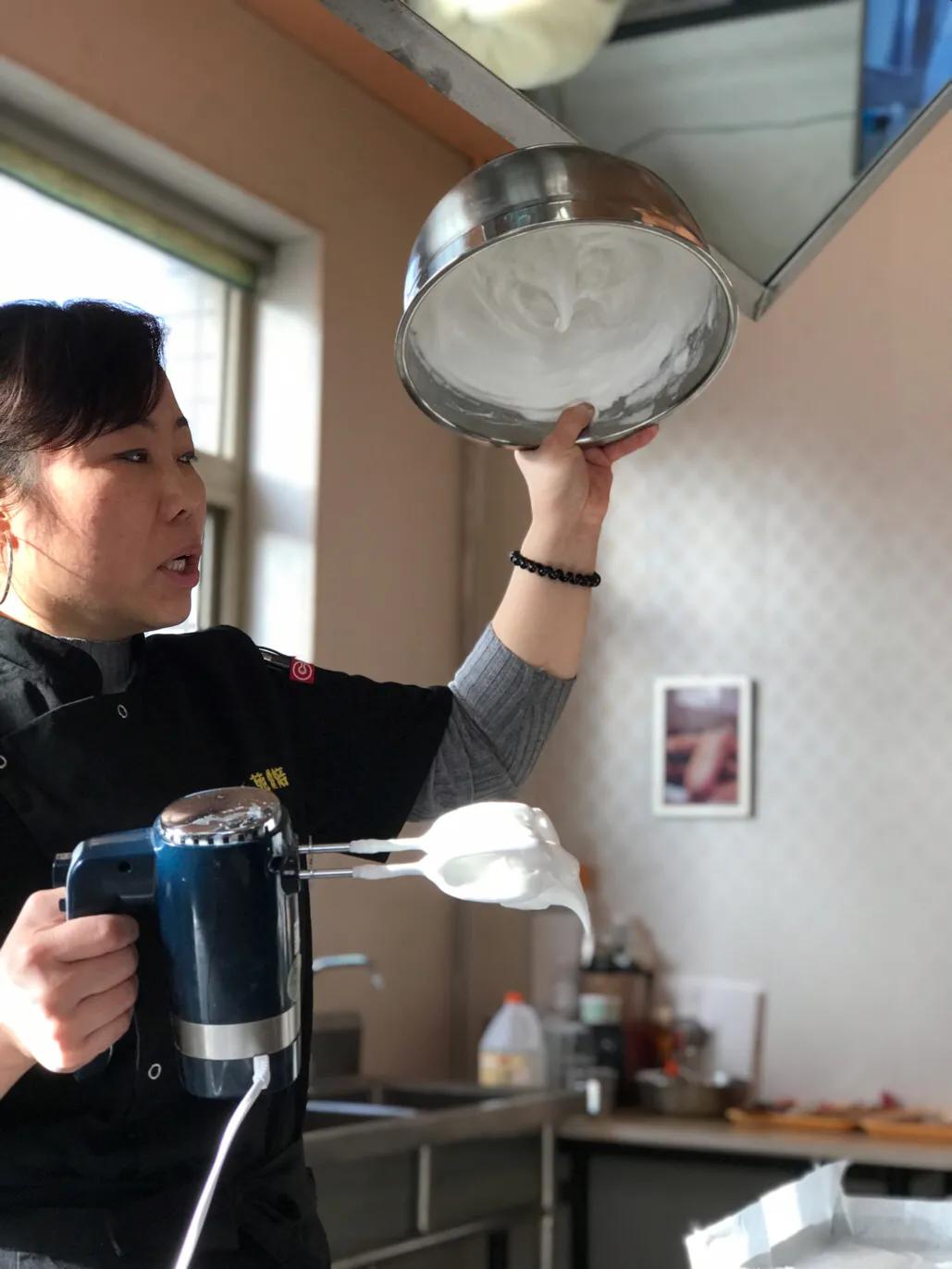 如何自制戚风蛋糕卷,草莓酱戚风蛋糕卷做法烤箱