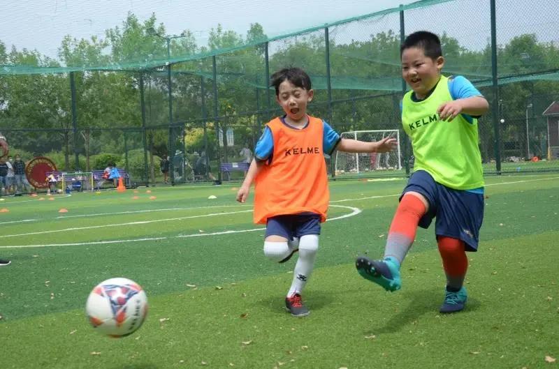 别让运动不足成为孩子一生的短板,于根伟现在踢球