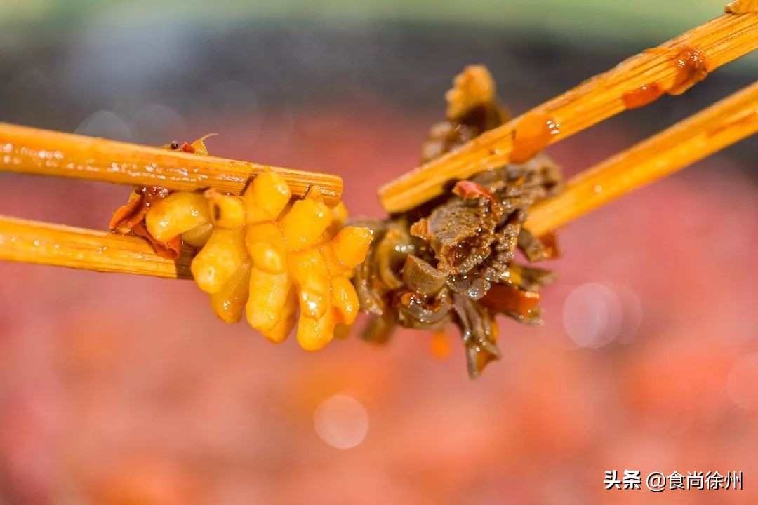 徐州闹市一角，还原了80年代的市井范儿！笸箩上菜，98元吃17样！