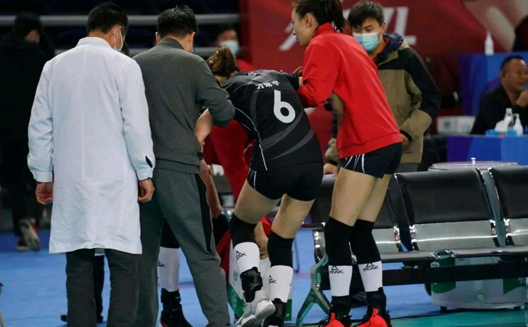 刁琳宇受伤后龚翔宇接应二传,刁琳宇受伤离场