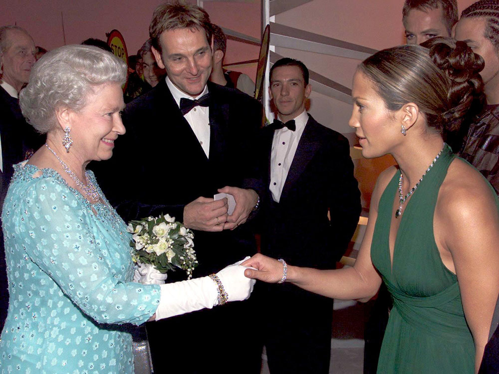 深V连衣裙催生图片搜索，2年获评世界最性感女人，电臀天后上位史