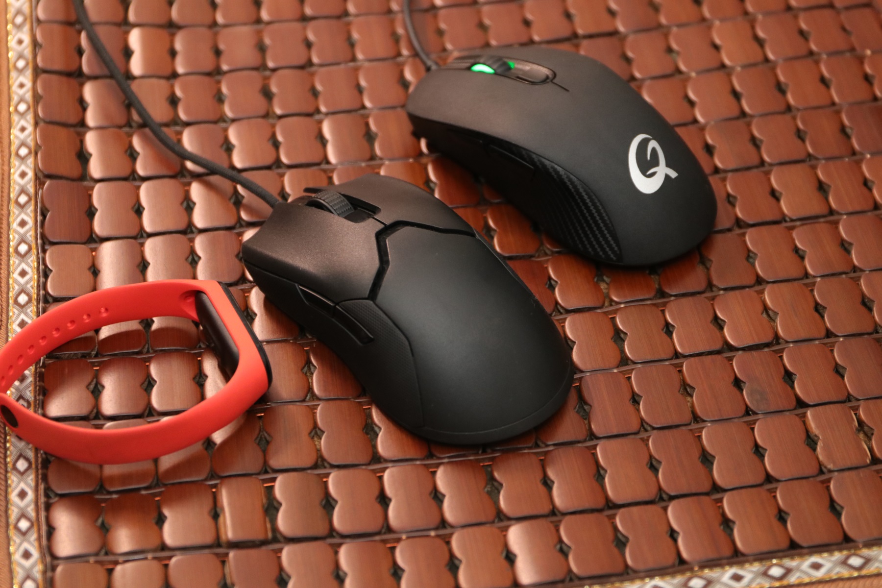 低价低延迟无线游戏鼠标推荐,不打孔轻量化鼠标推荐