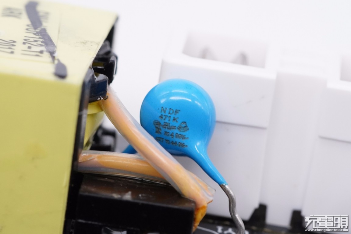 公牛插座新款和老款拆解,带USB接口公牛插排