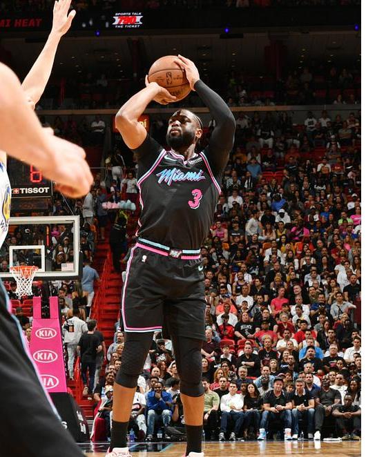 闪电侠三分球绝杀视频,闪电侠三分绝杀视频