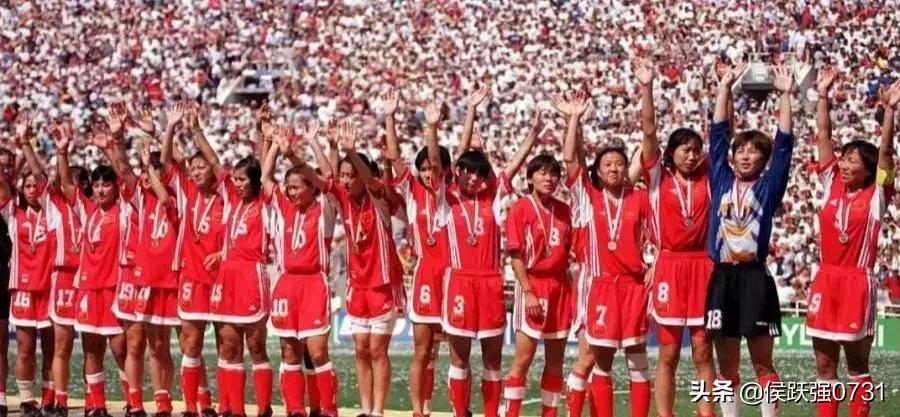 别忘了,曾经的你也饱含热泪为她们高歌铿锵玫瑰……