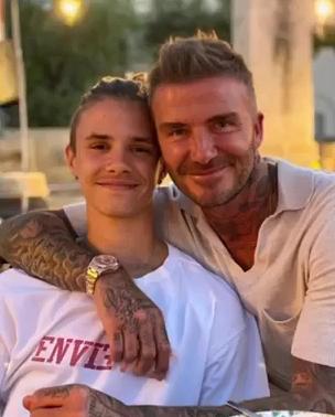 幸福快乐一家人20张照片,幸福一家人庆祝生日