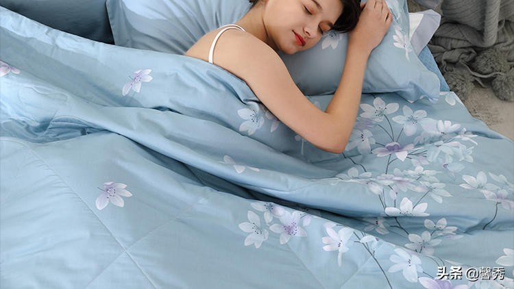 防止被电扇吹到盖夏凉被管用吗,室内多少度盖夏凉被舒服