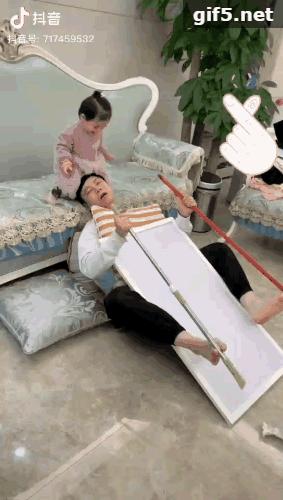 爸爸带娃搞笑名场面看一遍笑一遍,高龄宝爸用背带带娃的搞笑视频