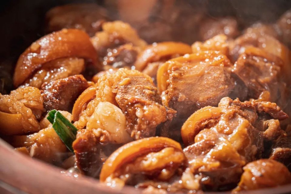 老西关炭炉羊肉煲，不给蘸酱！藏在村子里，门口停满豪车