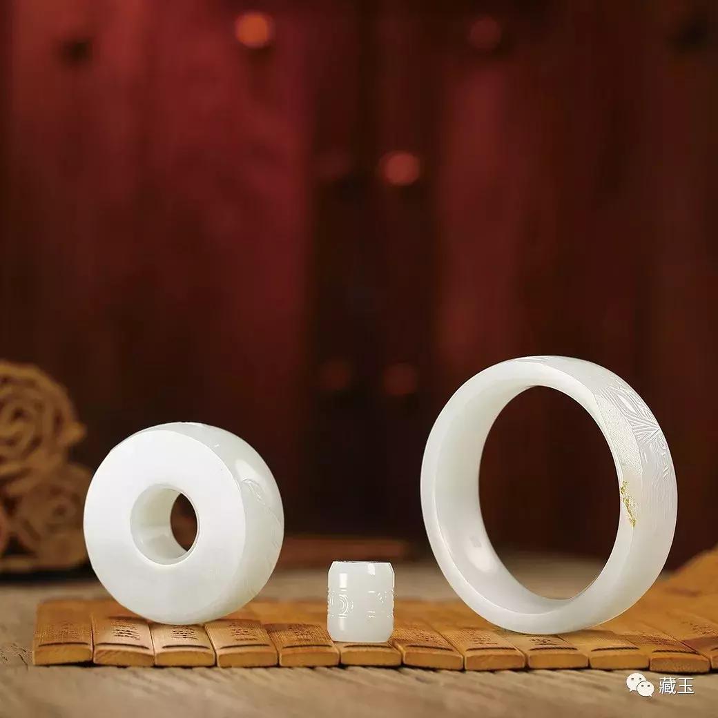 金手镯跟和田玉手镯可以一起戴吗,和田玉晴水手镯和冰晴手镯哪个好