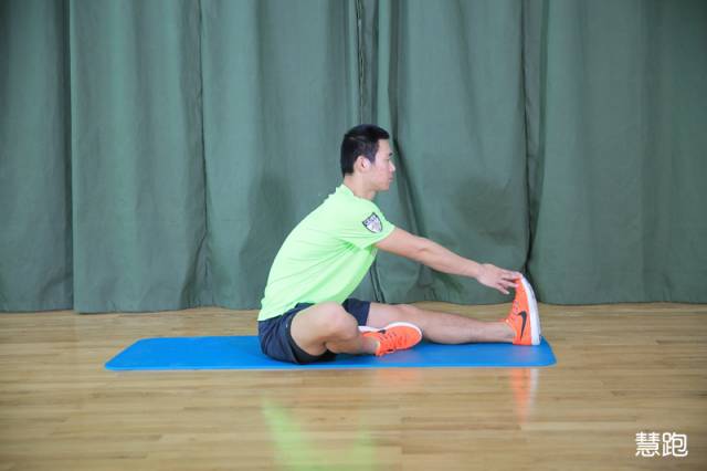 小臂拉伸细节,跳绳热身拉伸动作细节