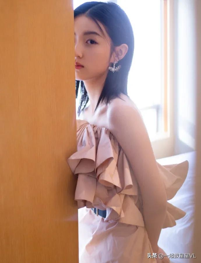 张子枫t恤电影,张子枫黑短裤白t恤