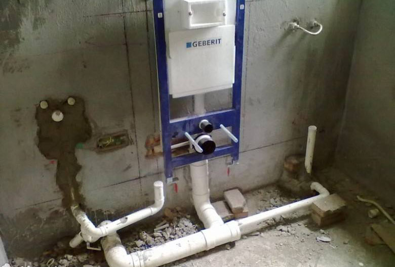 马桶移位可以从排污管改么,马桶移位用直排马桶不堵吗