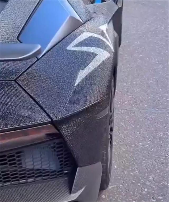 “黑天鹅”*博兰**基尼SVJ，全车漆面值7位数，还镶嵌施华洛世奇水晶