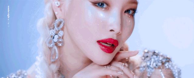 被喷整容脸，却凭实力逆袭为泫雅、宣美接班人，绝不止是穷哈