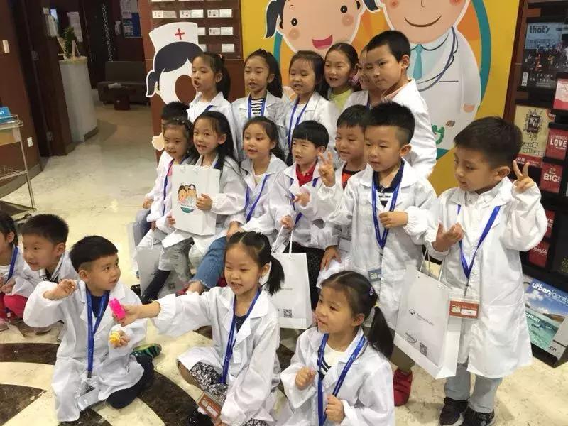 “DoctorFor-A-Day”：小问号携手知名品牌-新加坡“百汇医疗”