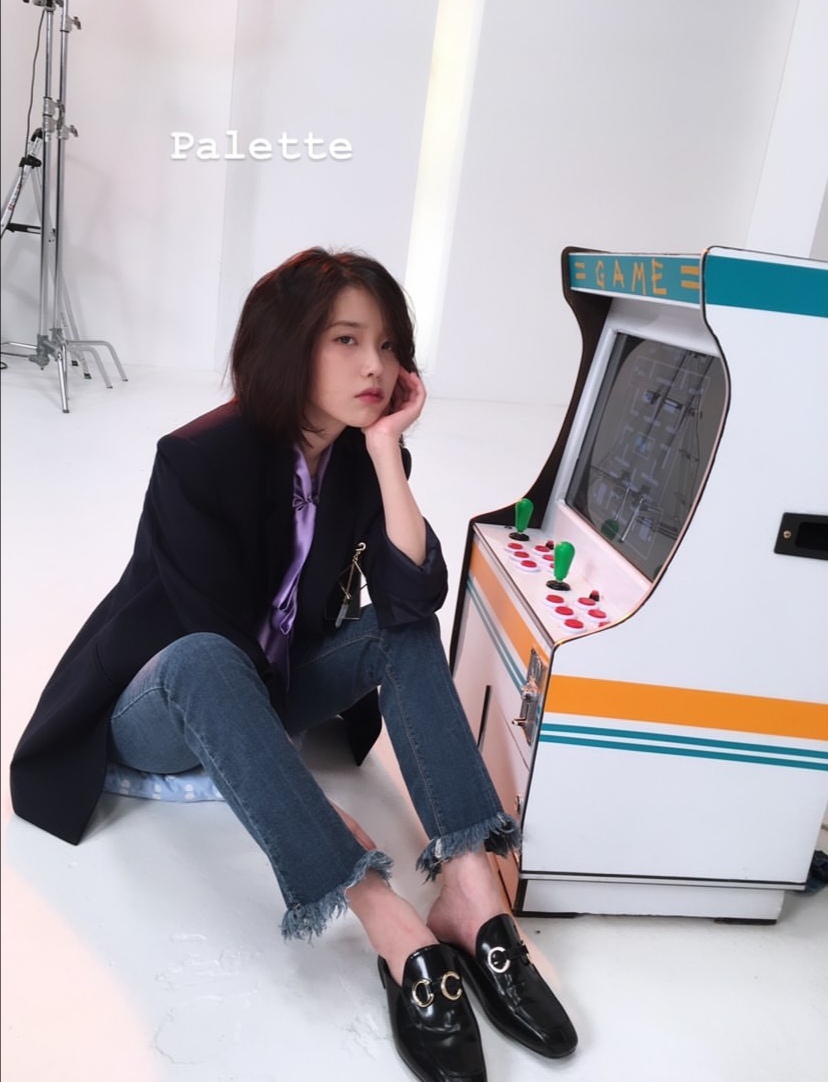 IU李知恩ins更新！蓝色连衣裙搭配渐变粉发型，气质灵动鬼马十足