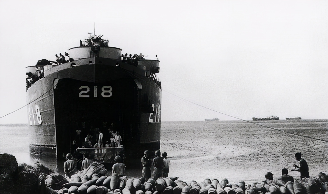 叶飞请示：是不是连美舰一起打？毛*东泽**回答：只打蒋舰，不打美舰